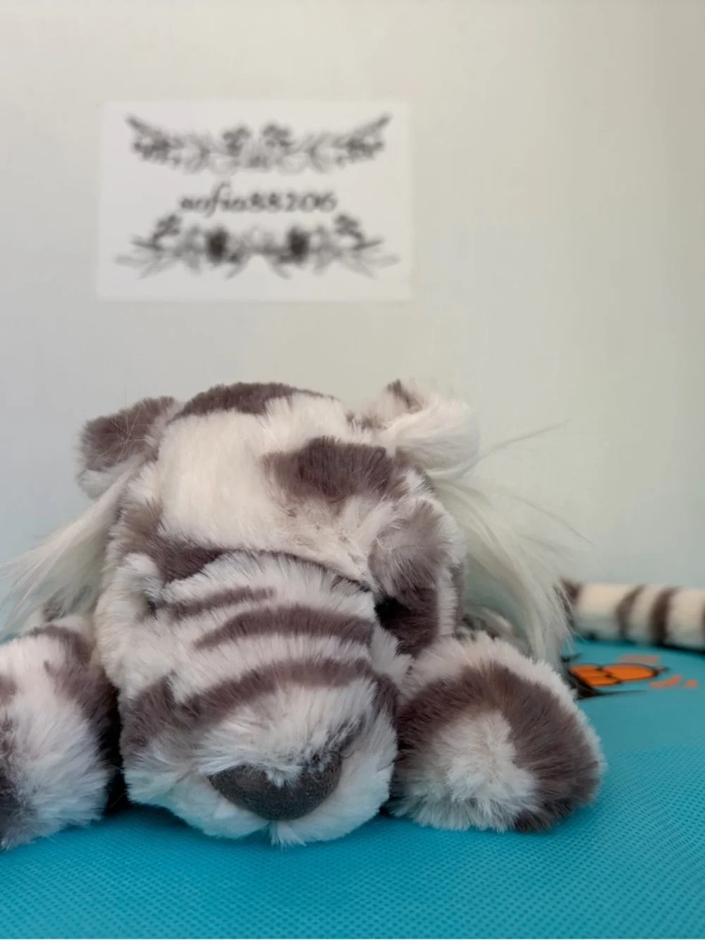 Jellycat SACHA SNOW TIGER - Little 11